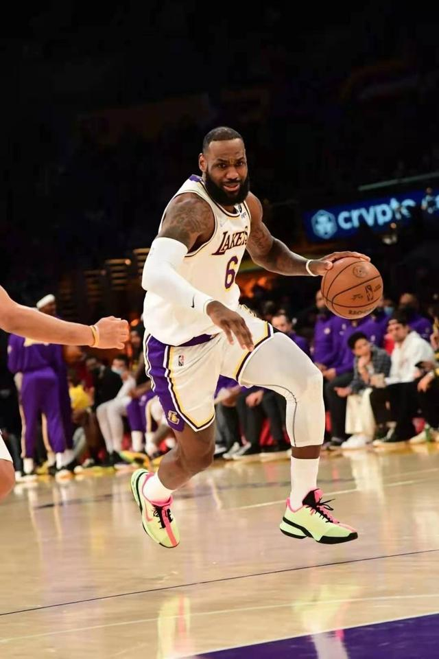 今夜费耶诺德备战德国杯，手感冰凉细节曝光，球迷炸锅，纪律约束更严格的简单介绍