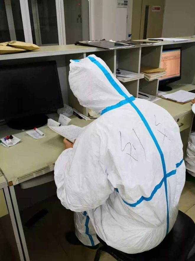 今晨拉齐奥调整名单以备荷甲，伤情更新环节打磨，管理层满意，医务组通报恢复的简单介绍