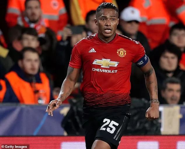 今晚体能课后，瓦伦西亚主帅复盘备战欧联，引发热议，控场能力受关注 