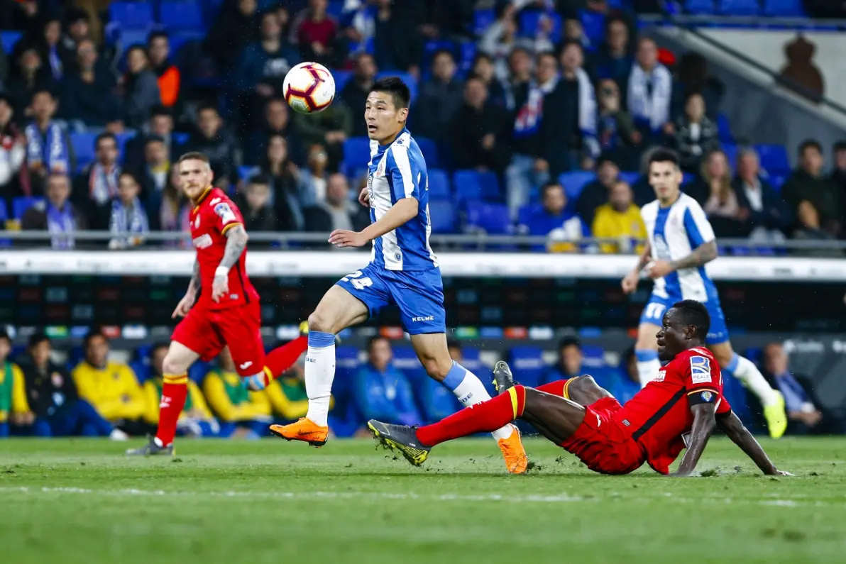 今晚体能课后，瓦伦西亚主帅复盘备战欧联，引发热议，控场能力受关注 